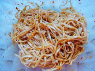 4、鸟巢鸡蛋饼,面条沥干水分倒入盆中，挤入烤肉酱，搅拌均匀。（酱料已含有盐，无需再加盐，避免过咸）