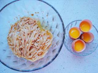 5、鸟巢鸡蛋饼,4个鸡蛋清打入盆中，把蛋黄先留在蛋壳里。