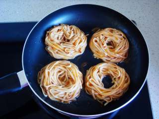 7、鸟巢鸡蛋饼,放在火上开小火。（一定要小火哦，避免火大煎糊）