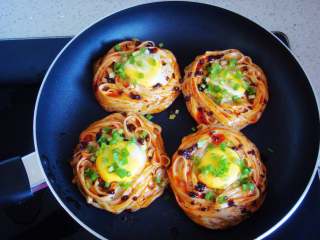 10、鸟巢鸡蛋饼,观察蛋黄约4—5分钟后颜色变淡就熟了，周围刷上辣椒酱，撒上香葱，关火焖一两分钟即可。（如果想吃糖心鸡蛋就减少点时间）