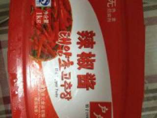 1、芝士年糕火锅,放入1大勺辣椒酱，倒入清水，没过蔬菜，然后盖上锅盖，大火煮沸