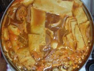 2、芝士年糕火锅,.最后转小火，让蔬菜慢慢入味，快开锅前5分钟，加入芝士一片，芝士年糕适量，年糕不宜煮太久2-3分钟即可