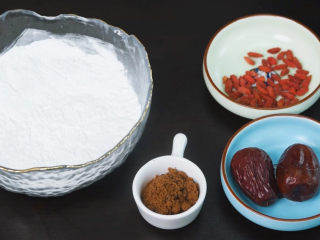 1、枸杞红枣汤圆,根据所需的食材提前备好，记得提前准备好温热水