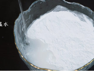 2、枸杞红枣汤圆,糯米粉加少许温热水（不够再加）