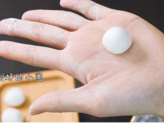 5、枸杞红枣汤圆,搓成刚好的小圆