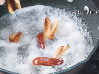 9、枸杞红枣汤圆,放红枣和枸杞