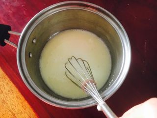 1、撞色蛋糕,牛奶,砂糖20g,色拉油混合搅拌均匀!