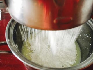 2、撞色蛋糕,筛入低粉!