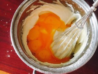 4、撞色蛋糕,可以一次加入全部蛋黄。