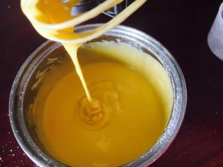 5、撞色蛋糕,再次搅拌成顺滑的蛋黄糊。