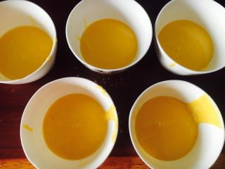 6、撞色蛋糕,均匀分成五份。