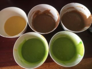 7、撞色蛋糕,过筛可可粉调色成可可糊,绿色沾下色素放蛋黄糊里搅拌均匀就可以,一份原色,颜色可以根据自己随意调配,色素不需要多,一点点点点就够,「我一份是原