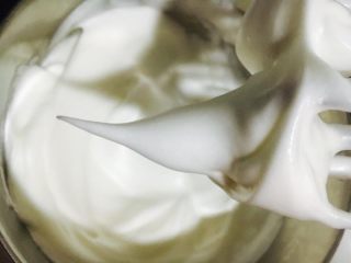 8、撞色蛋糕,蛋清加白糖30g,打发至干性尖角,倒扣不流动组织细腻状态。