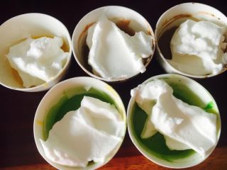 9、撞色蛋糕,分成五份翻拌进各份面糊里,翻拌均匀!