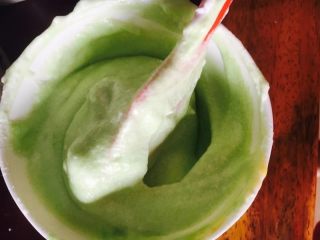 10、撞色蛋糕,记得是翻拌或切拌!!前面的蛋黄可以搅拌,加入了蛋清就是翻拌手法了!要不就消泡了。