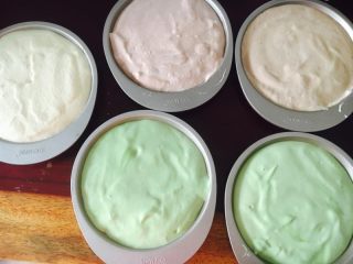 11、撞色蛋糕,倒入模具里,震两下,震平。烤箱预热170度,中层,20分钟。注意观察上色情况,颜色深了记得加盖锡纸。「如果你烤箱温度偏高,偏低,就要自己适当