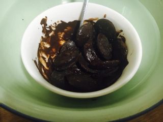 14、撞色蛋糕,巧克力币隔热水融化。