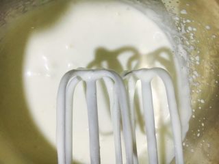 16、撞色蛋糕,奶油打至稍浓五分流动状态。