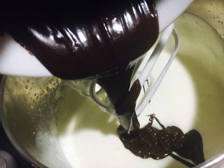 17、撞色蛋糕,倒入巧克力液。打至8成发。