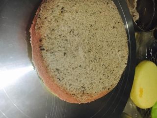 18、撞色蛋糕,取一片抹上奶油,在覆盖上另一片。以此类推。