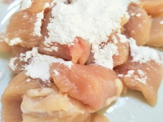 1、土豆炖鸡肉,切好的鸡胸肉,撒上生粉抓匀。