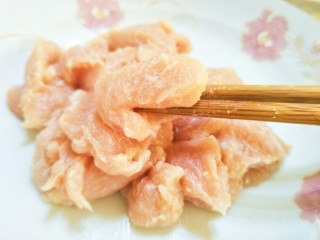 2、土豆炖鸡肉,一定要把生粉均匀的上在鸡胸肉上再腌制,因为鸡胸相对肉柴,这样一定程度上可以保持鸡胸肉的嫩滑。