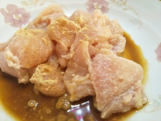 3、土豆炖鸡肉,抓匀生粉后,倒入生抽,一点点盐,孜然粉,和一点点料酒。料酒要少一点,多了形象味道,主要是为了去腥。