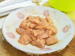 4、土豆炖鸡肉,把所有调料拌匀,覆盖上保鲜膜,我这边是夏天,所以放入冰箱腌一晚上或者一白天。看你什么时候做,提前腌制就可以。