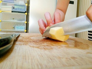 5、土豆炖鸡肉,把土豆切成滚刀块,泡入水中。