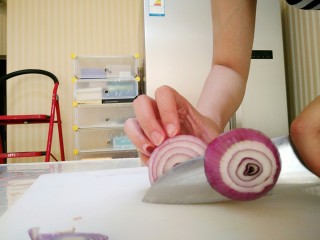 6、土豆炖鸡肉,洋葱切成块或者丝都可以,我这里是切块的。