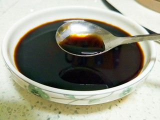 12、土豆炖鸡肉,闷制过程中,用生抽和一点老抽调匀,不要放盐。