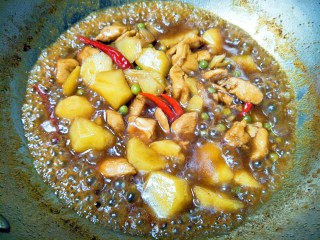 14、土豆炖鸡肉,小火闷到汤汁剩一半,加入少许盐,然后转大火收汁,这时就不需要盖盖了。