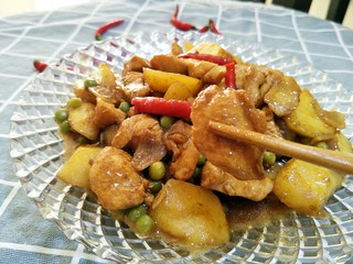 16、土豆炖鸡肉,配上米饭????开吃就行了????鸡肉嫩滑,土豆都是沙沙的。