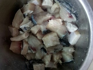 1、香辣草鱼,草鱼中段，切小块，加盐、料酒和白胡椒粉码味。