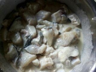 2、香辣草鱼,鱼块裹上鸡蛋和红苕粉调的面糊。