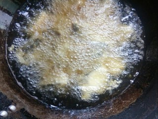 3、香辣草鱼,放入油锅炸酥。