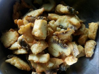 4、香辣草鱼,炸酥脆的鱼块。