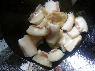 5、香辣草鱼,炒锅倒入菜籽油，放入肥肉爆香。