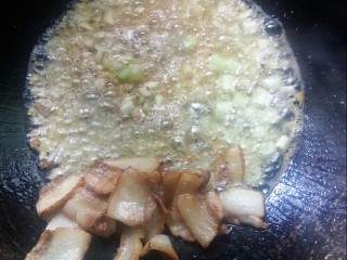 6、香辣草鱼,加入葱姜蒜小火炒香。