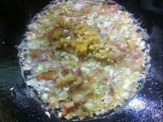 7、香辣草鱼,放入野山椒炒香。