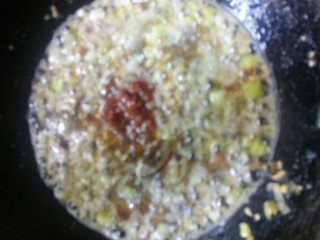 9、香辣草鱼,加郫县豆瓣酱炒香。