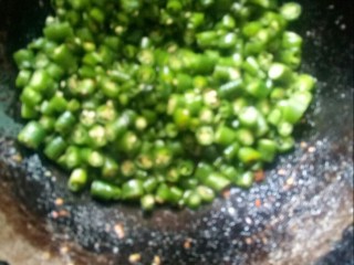 12、香辣草鱼,炒锅留底油，放入美人椒粒翻炒。