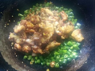 14、香辣草鱼,倒入炒好的鱼块。