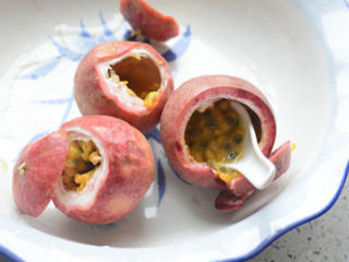 1、百香果果酱,把香果切开用小勺挖出里面的果肉。