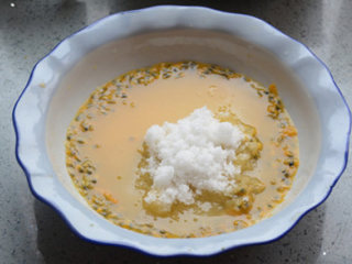 2、百香果果酱,加入白糖，搅拌均匀