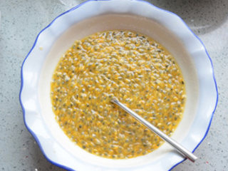 3、百香果果酱,放到冰箱冷藏3个小时以上。