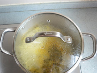 4、百香果果酱,放在锅中，烧开。