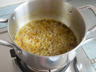 5、百香果果酱,烧开后开小火，慢熬，期间用勺子不断搅拌。