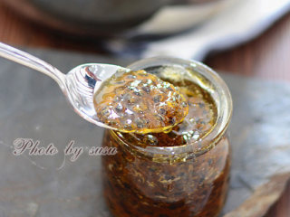 6、百香果果酱,到果质透明、粘稠就可以了。放到瓶中，盖上盖子，立马倒扣，这样杀死里面的细菌与空气隔绝，保存的时间长。