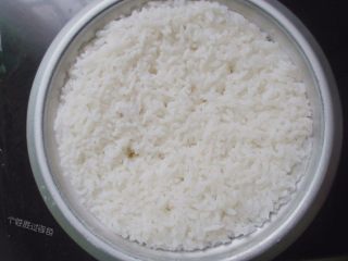 8、手卷饭团,煮好的饭用饭勺轻轻翻松